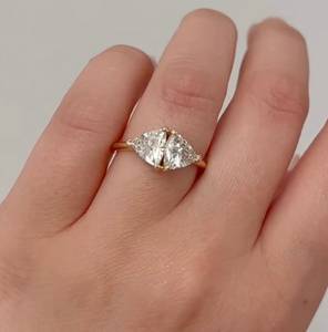 Bague en or massif 14 carats avec deux diamants taille trillion de 1,01 carat chacun, cultivés en laboratoire, pour mariage, fiançailles, promesse, cadeau pour les amoureux - Product Image 1