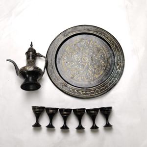 Service à café en laiton du Moyen-Orient avec pot Dallah gravé à la main et tasses assorties – Ensemble traditionnel en métal noir et or gravé - Product Image 6