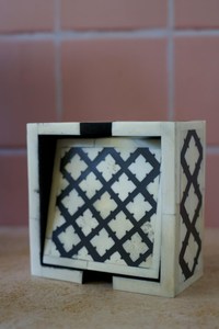 Proveedor Indio Ofrece Juego de Posavasos Cuadrados de 3mm de Grosor con Incrustaciones de Hueso Amarillo y Blanco Hechos a Mano con Soporte y Diseño Floral - Product Image 4