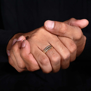 Bague de mariage pour homme en moissanite plaquée or brossé, minimaliste et luxueuse, avec sertissage en canal, idéale pour un anniversaire - Product Image 4