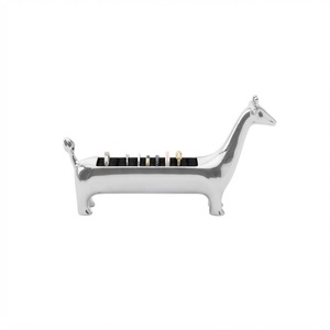 Exclusivo soporte de metal para anillos con forma de jirafa, organizador de joyas pulido a mano con base acolchada de terciopelo para anillos, regalo perfecto para mujeres - Product Image 1