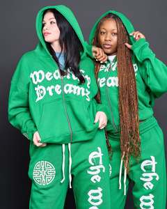 Ensemble de sweat-shirt vert de luxe personnalisé avec impression de lettres blanches et logo, et pantalon de survêtement ample en molleton brossé doux - Product Image 3