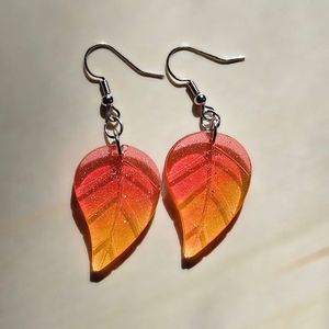 Boucles d'oreilles pendantes en résine époxy faites à la main pour femme, élégantes, pour soirée, événement festif, bijoux de déclaration stylés, en acrylique et lucite - Product Image 4