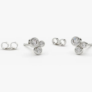 Pendientes de tuerca de oro de 14K/18K con diamantes creados en laboratorio, diseño de trío de diamantes graduados con engaste de bisel, pequeños pendientes de racimo para uso diario - Product Image 2