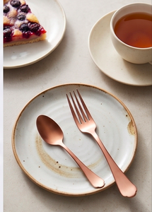 Ensemble de couverts en or rose au style épuré, parfait pour les tables de mariage et les dîners raffinés, fabriqué à la main - Product Image 4