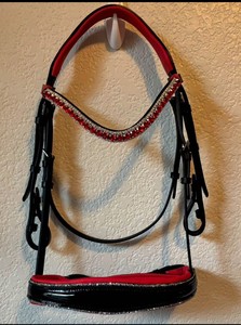 Brida de Doma Premium de Cuero Charol Negro con Frontal de Cristal Rojo y Narquera Acolchada Tallas Full/Cob - Product Image 5