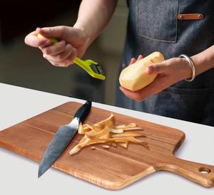 Planche à découper artisanale en bois d'acacia, robuste et durable, surface sûre pour les lames, avec poignée ergonomique pour une cuisine élégante à la maison - Product Image 2