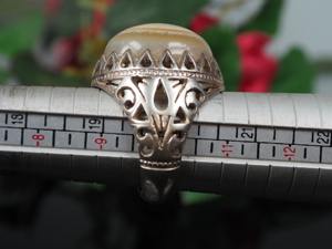 Exquisito anillo afgano Kuchi con trabajo de espejo, centro de cristal rojo vibrante, bordes detallados con alambre y plata antigua. - Product Image 4