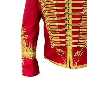 Veste de parade rouge pour homme, broderie dorée, lettres sur le devant, col montant, coupe ajustée, manches longues, 100% polyester, uniforme cérémoniel - Product Image 5