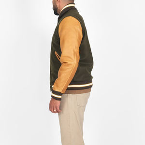 Veste universitaire vert olive et beige pour homme, style bomber en laine et cuir, vêtement d'extérieur classique avec bordure côtelée et boutons-pression - Product Image 5