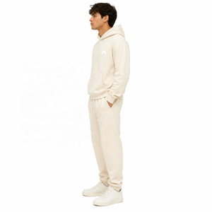 Conjunto Deportivo de Felpa Beige para Hombre con Sudadera con Capucha Suave, Pantalones Deportivos de Pierna Recta y Estilo Urbano Minimalista - Product Image 4