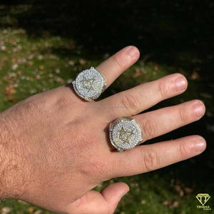 Bague signet d'aviateur pour homme en or jaune, sertie de diamants de laboratoire, style 'Iced Out', bague statement de luxe, mode Hip Hop - Product Image 4