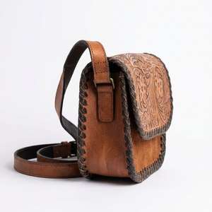 Bolso Bandolera Vintage de Cuero Genuino 100% con Bordado Floral Tallado a Mano, Media Solapa y Costuras, Ligero, Color Marrón - Product Image 2