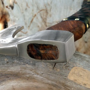 Hacha Vikinga de Acero al Carbono Grabada, Hacha con Mango de Madera y Cuero Trenzado, con Funda de Cuero - Product Image 4