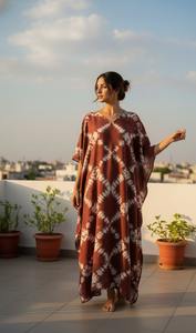 ผ้าคัฟตันโบฮีเมียนคุณภาพสูง เป็นมิตรกับสิ่งแวดล้อม ผ้าฝ้ายแท้ 100% ลายมัดย้อม แต่งลูกไม้ เอวยางยืด แขนโดลแมน ระบายอากาศได้ดี ความยาวแบบแม็กซี่ - Product Image 6