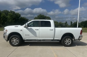 Camioneta RAM 3500 Laramie 4WD Deluxe Premium 2024 con Navegación, Transmisión Automática y Faros LED - Product Image 5