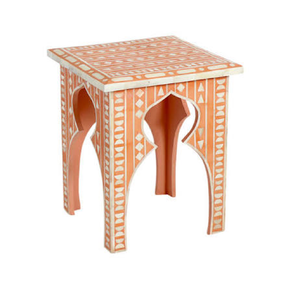 Mesa auxiliar cuadrada de terracota naranja con incrustaciones de hueso y patas con recortes de arco mojár, bordada con motivos geométricos a precios de mayorista - Product Image 1