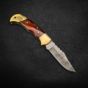 Cuchillo plegable de acero de Damasco para camping, hoja con patrón de Damasco y diseño retorcido, empuñadura de hueso teñido con refuerzo de latón y tapa, funda de cuero. - Product Image 5