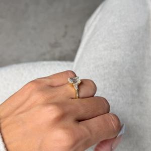 Anillo de compromiso de oro de 14 quilates con tres diamantes cultivados en laboratorio de corte esmeralda de 3.50 quilates, con piedras laterales en forma de baguette, certificado por IGI. - Product Image 3