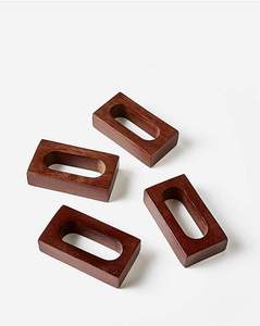 Anillo para servilletas clásico de madera, hecho con madera de calidad, que aporta un calor atemporal a mesas de comedor tradicionales y modernas. - Product Image 2