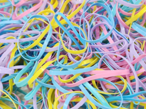 Bandes élastiques pour cheveux en TPU, fabriquées en Corée, unisexes, personnalisées OEM ODM, dans une bouteille en plastique, non toxiques, élastiques, certifiées OEKO-TEX - Product Image 2