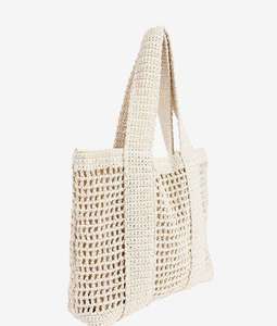 Transformez instantanément votre look avec ce sac élégant en tissu naturel, doté d'une forme structurée, idéal pour les activités quotidiennes. - Product Image 4