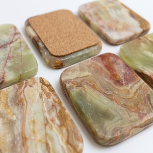 Ensemble de sous-verres carrés en onyx vert avec support en liège, protection de table, veinage de marbre naturel, moderne - Product Image 1