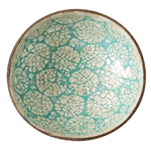 Bol en noix de coco sculpté à la main, avec une surface richement détaillée et une finition écologique, idéal pour les applications culinaires quotidiennes. - Product Image 1