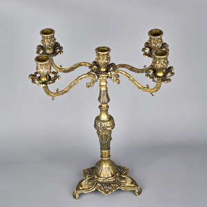 Impresionante candelabro dorado de cinco brazos con elegante base de cristal transparente, disponible a precios de mayorista. - Product Image 5