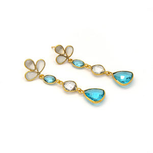 Boucles d'oreilles pendantes géométriques bohèmes en pierres précieuses multiples, quartz cristal, topaze bleue et pierre de lune blanche |   Bague sertie à la main en or 18 carats - Product Image 1