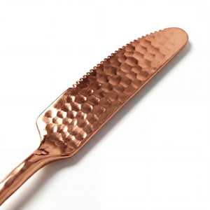 มีดเนยทองแดงพร้อมด้ามไม้ ขอบหยัก ผิวแบบตอกลาย อุปกรณ์ครัว 1 ชิ้น - Product Image 6