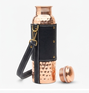 ขวดน้ำทองแดงตีลายทำมือระดับพรีเมียม พร้อมปลอกหนังเย็บอย่างมีสไตล์ - Product Image 3