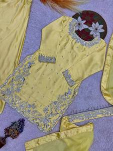 Conjunto de 3 piezas: elegante top, plazua y dupatta con hermoso trabajo de bordado y lentejuelas. - Product Image 5