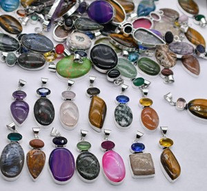 จี้พระพุทธรูปทำมือสไตล์วินเทจประดับอัญมณีสำหรับชาวคริสต์ ขายส่ง ตัวจี้ทำจากทองเหลืองชุบเงินโบราณ เหมาะสำหรับงานเทศกาลและงานปาร์ตี้ - Product Image 1