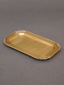 Bandeja decorativa rectangular de diseño tradicional con esquinas ornamentadas para decoración del hogar, chapada en oro. Bandeja de servicio de diseño tradicional. - Product Image 5