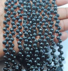 Cuentas redondas facetadas de espinela negra natural, perforadas lateralmente, cuentas sueltas de piedras preciosas para la fabricación de joyería artesanal. - Product Image 1