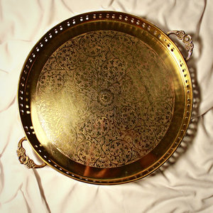 Bandeja Decorativa Redonda Tradicional de Latón con Asas Florales, Plato de Servir Estilo Bohemio para Decoración del Hogar, Diseño Tradicional - Product Image 1