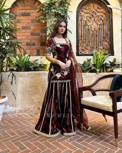 Ensemble prêt-à-porter entièrement cousu en velours de viscose avec broderie et travail de sequins, comprenant un haut, un pantalon Sharara et un dupatta. - Product Image 1