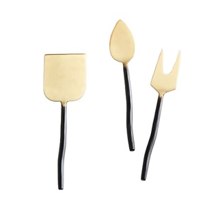 Ensemble de couteaux à fromage modernes avec poignées noires courbes Lames dorées Parfait pour recevoir des couverts durables et élégants - Product Image 1