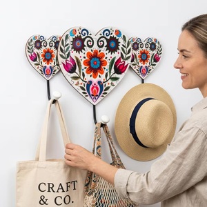 Crochet mural en bois fait main en forme de cœur avec motif floral, design traditionnel, crochet simple pour la décoration de la maison - Product Image 4