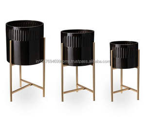 Jardinières de pépinière mère de qualité exclusive famille petit moyen grand trois tailles classiques jardinières d'intérieur les plus tendances en vente - Product Image 1