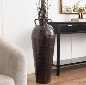 Grand vase de sol en métal martelé, urne décorative rustique et haute avec poignées, finition bronze antique, décoration intérieure, vente en gros - Product Image 2