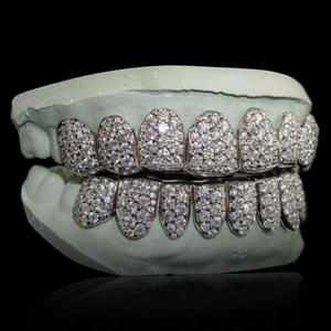 Grillz de Dientes Plateados de Hip Hop con Diamantes de Moissanita VVS Iced Out de Corte Personalizado, Joyería de Lujo Personalizada - Product Image 1