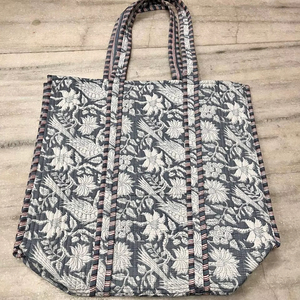 Sac fourre-tout en coton fait main pour femme, style bohème, imprimé floral, matelassé, de qualité supérieure, idéal pour les voyages, la plage et le shopping - Product Image 1