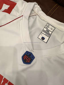 เสื้อฟุตบอลอเมริกันแบบสั่งทำพิเศษ พร้อมแถบยางยืดที่ชายเสื้อ หมายเลขโครเมียม แขนสั้น ระบายอากาศได้ดี ซับเหงื่อ เหมาะสำหรับทีมกีฬาทุกเพศ - Product Image 4