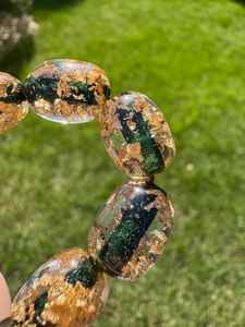 Elegante tasbih de resina verde con brillantes copos dorados, hecho a mano para un zikr suave, el mejor regalo para musulmanes. - Product Image 3