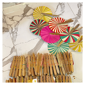 Abanico de madera de coco hecho con mango de madera de coco natural y hoja de palma para un flujo de aire refrescante y un elemento decorativo. - Product Image 1