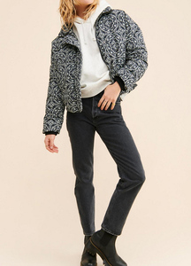 Veste matelassée imprimée haut de gamme OEM pour femme, coupe-vent personnalisée avec fermeture éclair et poches latérales, manteau pour femme - Product Image 6