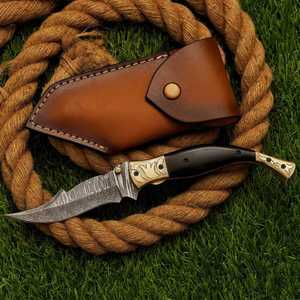 Cuchillo de caza plegable de bolsillo para exteriores, hecho a mano con acero de Damasco, con mango de madera negra y hoja de punta curva. - Product Image 2