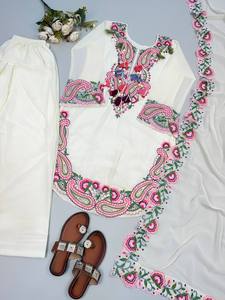 Ensemble de costume ethnique en soie Fandy de bonne qualité avec broderies lourdes et travail de miroir véritable, pantalon palazzo et dupatta assortis pour les mariages - Product Image 1